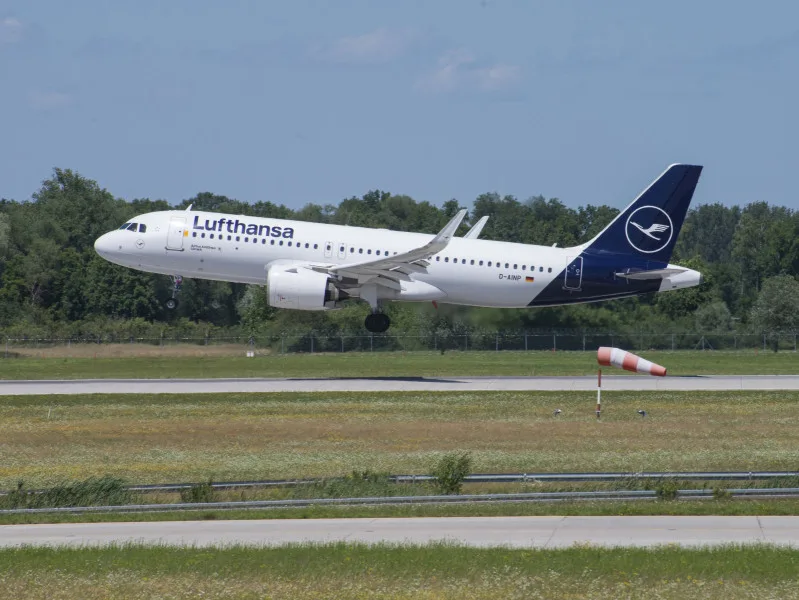 Wide-body airliner in flight, illustrating long-haul operations that often use Gulf hub airports for one-stop connections between Europe, Asia, and Africa.