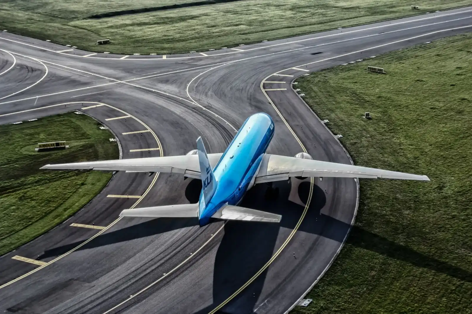 KLM Boeing 777 lining up for take-off, the SkyTeam long-haul backbone of Flying Blue.